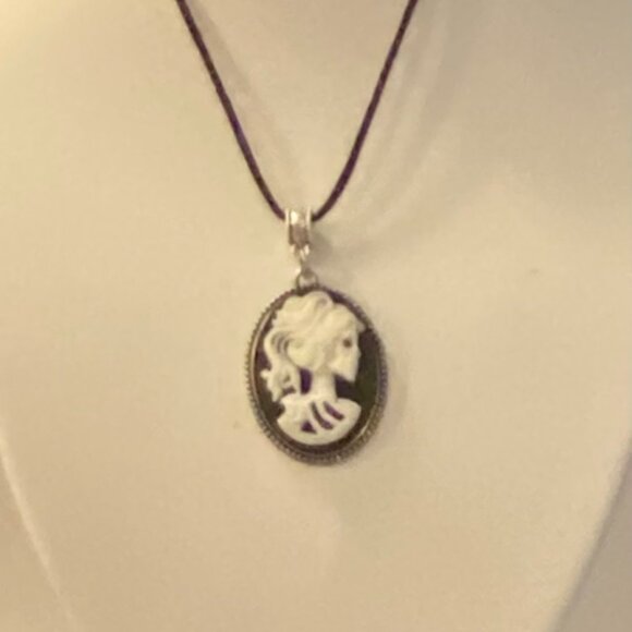 NEW Skull cameo pendant necklace - Picture 1 of 10